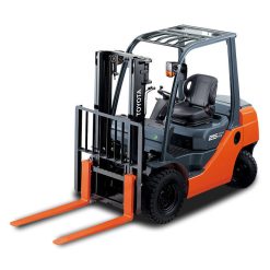 Xe nâng hàng động cơ đốt trong hiệu International Combustion màu cam và đen.