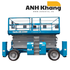 Xe nâng người cắt kéo 18m với logo Anh Khang và địa chỉ trang web AK Rental.