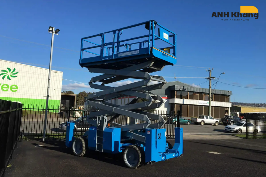 xe nâng người lên cao