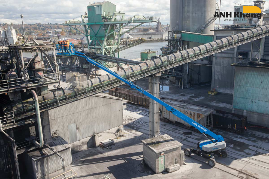 xe nâng người lên cao