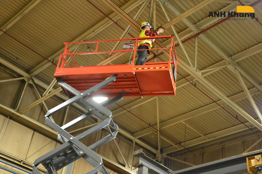 vận hành xe nâng trong công việc