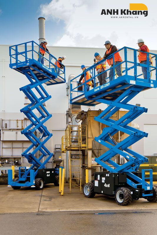 Xe nâng người thi công ngoài trời