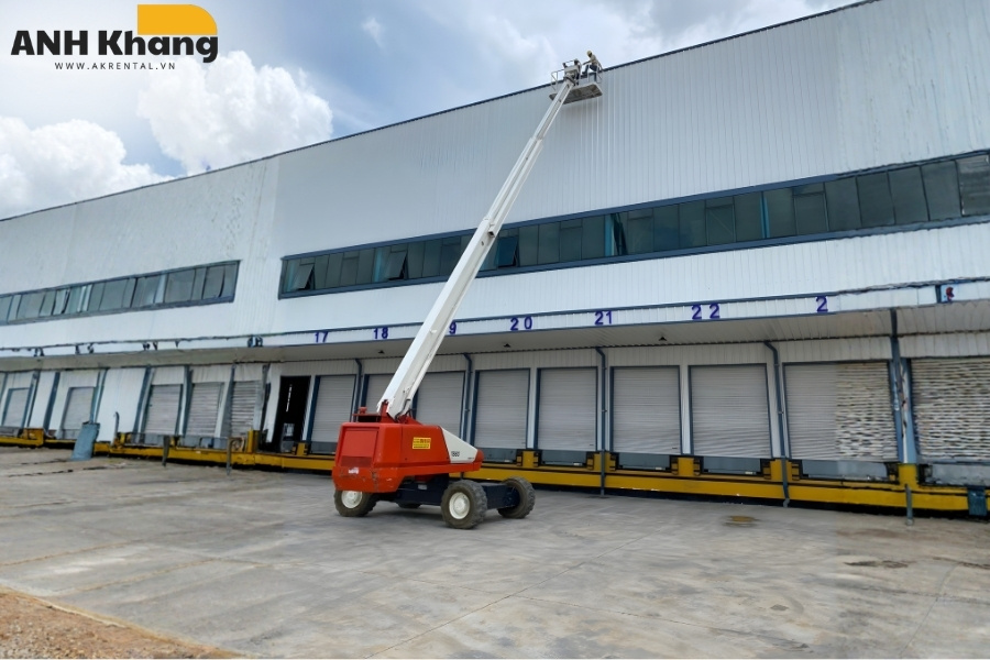 xe nang can thang s boom lift van hanh ngoai troi ho tro lam viec o do cao Xe nâng người cần thẳng trên cao