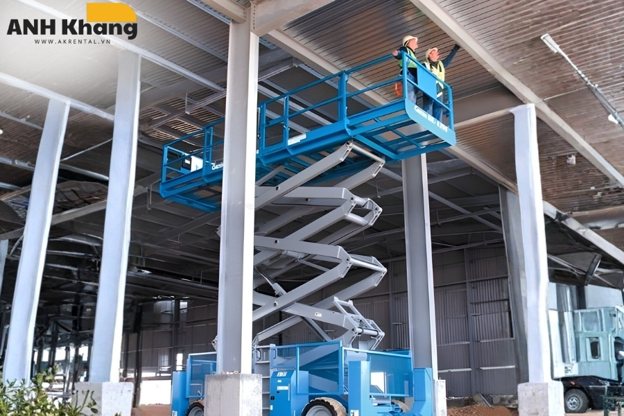 xe nang cat keo 8m duoc su dung rong rai cho cong trinh tren cao Xe nâng người 8m an toàn