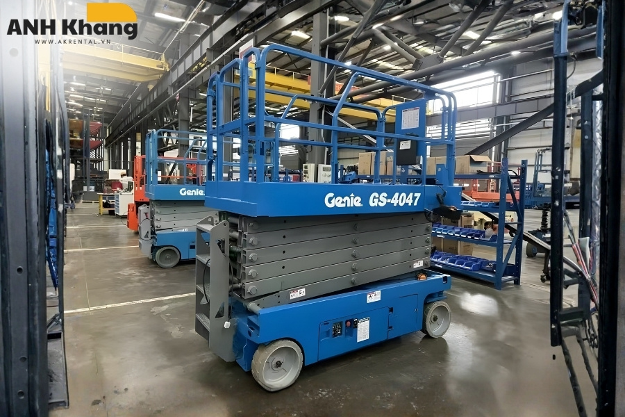 xe nang nguoi su dung dien van hanh on dinh trong xuong Xe nâng cắt kéo dùng điện