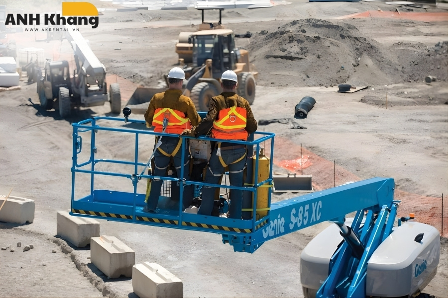 xe nang boom lift genie thi cong ho tro lam viec an toan o do cao lon ứng dụng của xe nâng ngoài trời