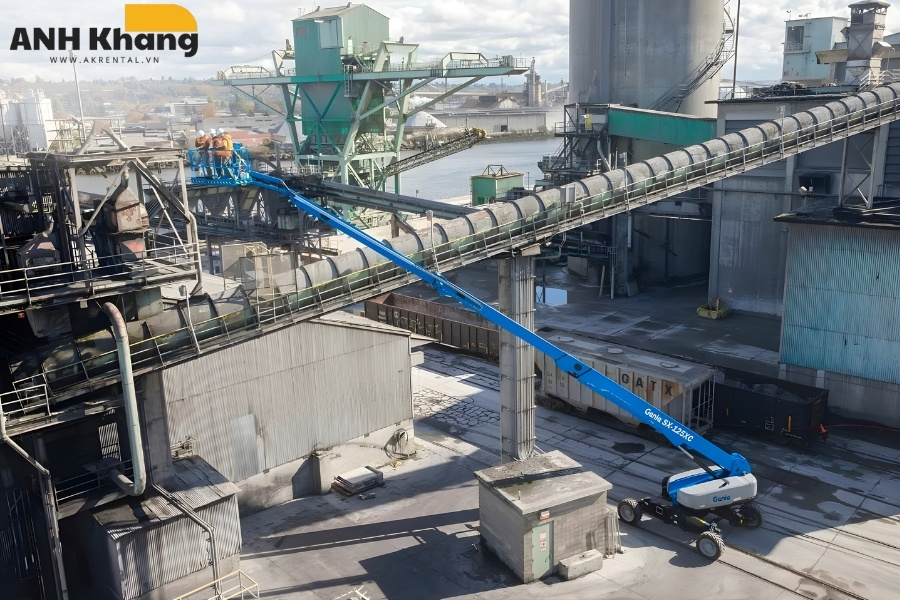 xe nang boom lift lam viec tren cao de dang vuot chuong ngai xe nâng người lên cao