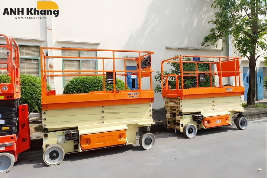 xe nang jlg 3246 es chay bang dien van hanh em ai Xe nâng JLG 3246 ES