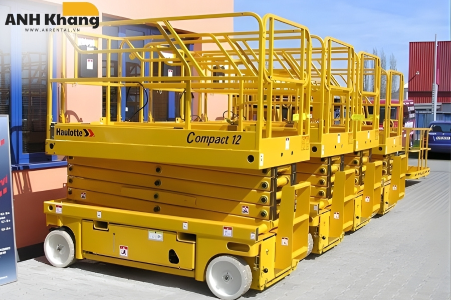 xe nang nguoi 12m san nang cat keo chac chan van hanh on dinh Xe nâng người Haulotte Compact 12