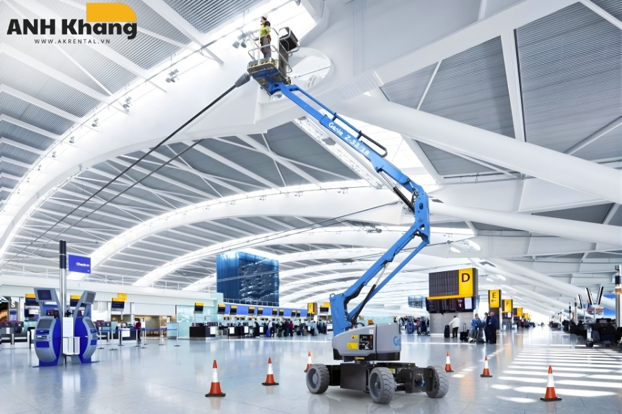 xe nang nguoi boom lift thi cong bao tri tren cao trong nha ga hien dai xe nâng người lên cao