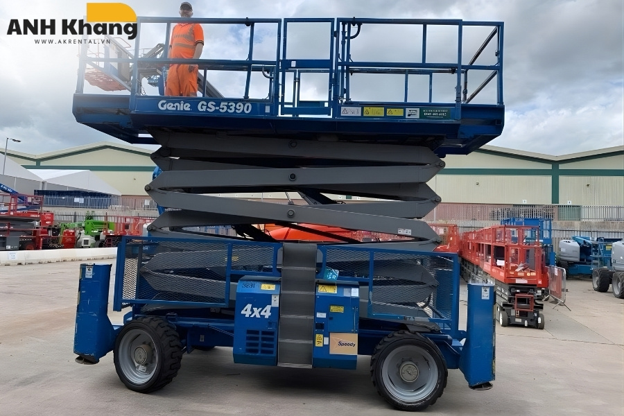 xe nang nguoi thuy luc nang ha an toan phu hop thi cong tren cao ứng dụng xe nâng an toàn