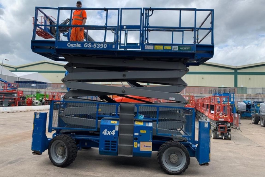 So sánh xe nâng điện và dầu