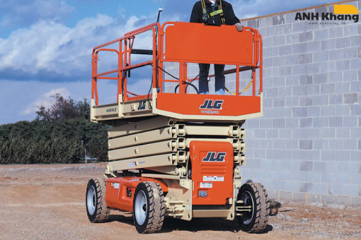 xe nâng người JLG cắt kéo