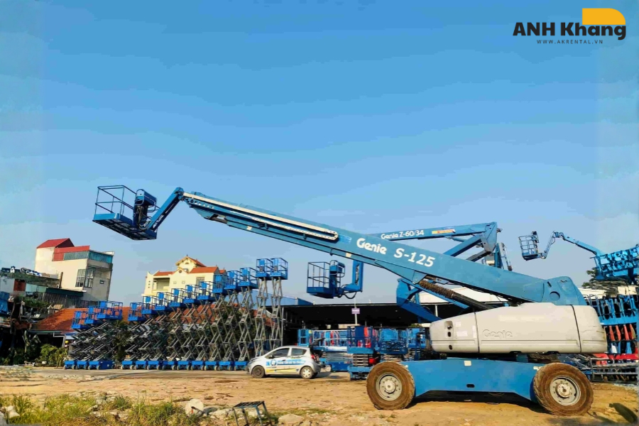 xe nâng chạy động cơ