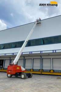 Xe nâng người cần thẳng trên cao