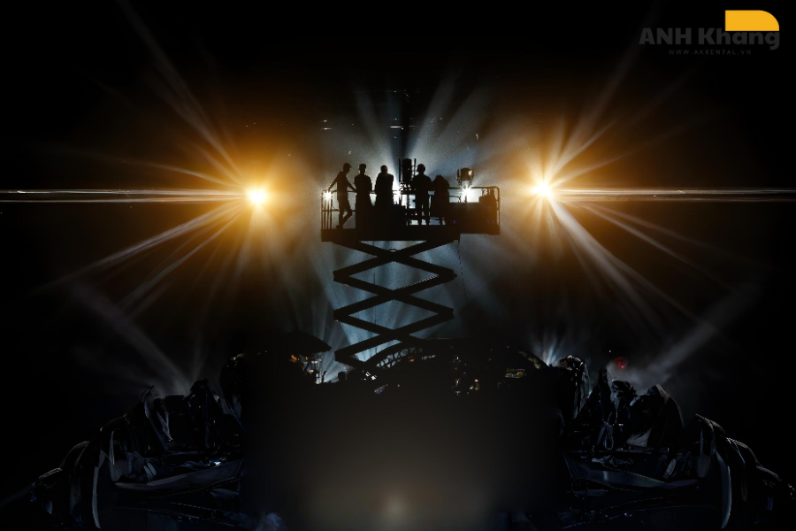 xe nâng lắp đặt sân khấu