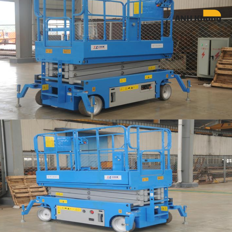 Xe nâng người vận hành trong xưởng