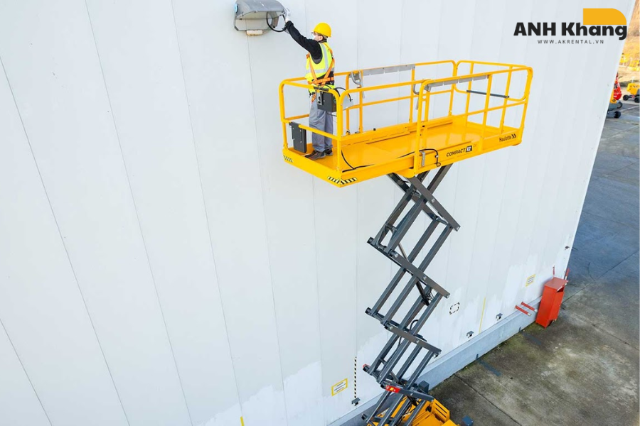 xe nâng người lắp banner