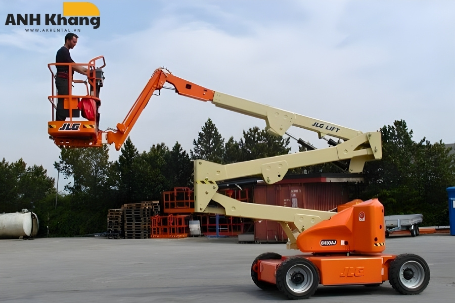 thiet bi nang nguoi tu hanh van hanh linh hoat xe nâng khớp nối xoay