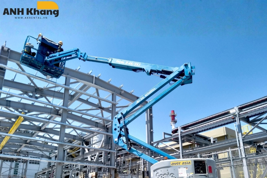 xe boom lift ho tro thi cong an toan o do cao lon xe boom lift nâng người