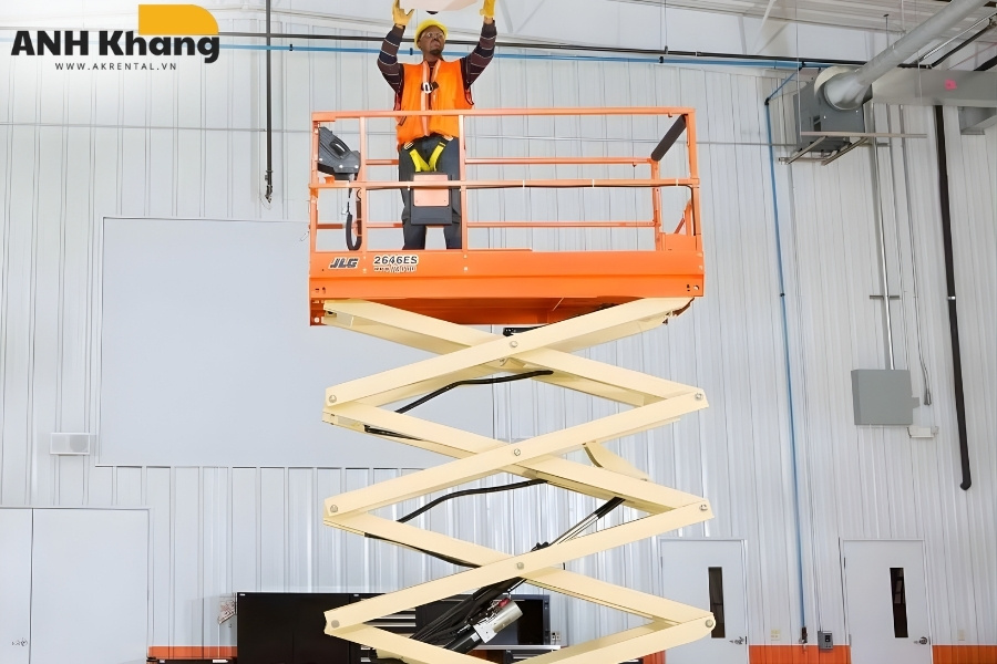 xe nang nguoi 10m jlg 2646es van hanh em ai phu hop khong gian nha xuong xe nâng người JLG 2646ES