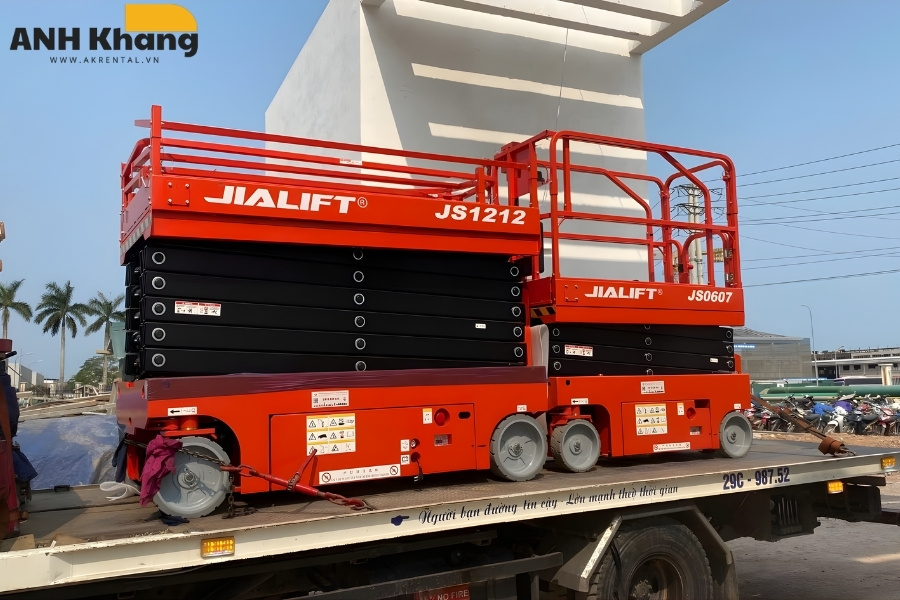 xe nang nguoi cat keo duoc su dung trong thi cong va trang tri noi that xe nâng người bình dương