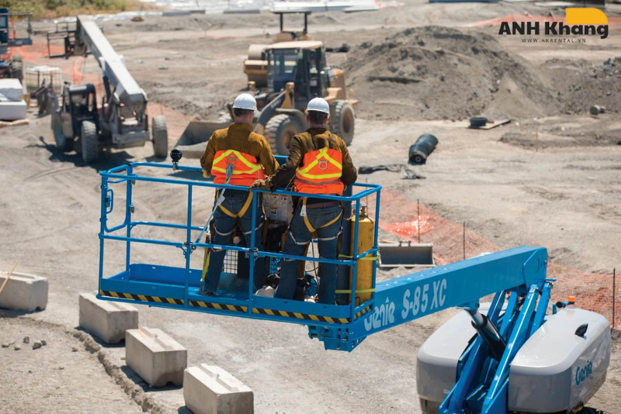 82 Xe nâng làm việc trên cao 20m