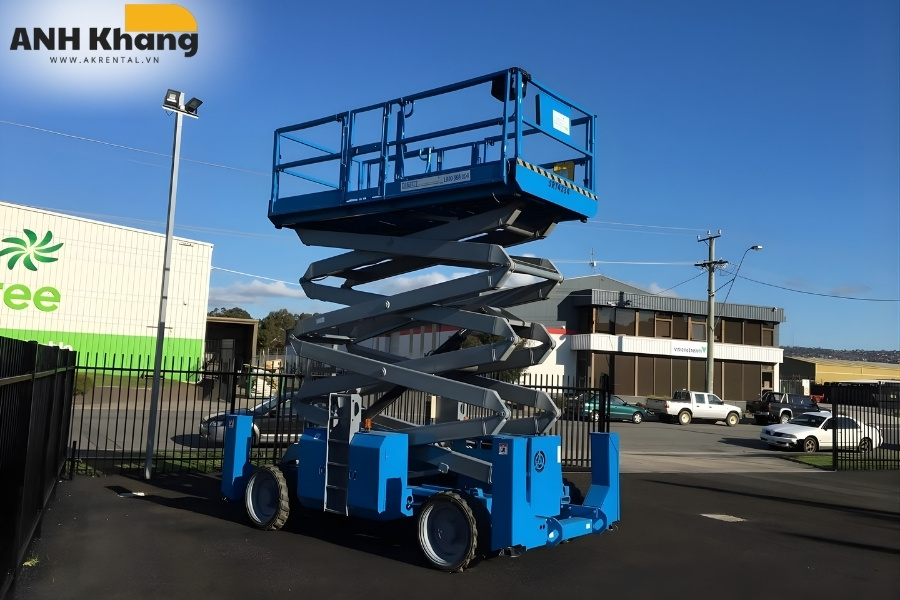 xe nang nguoi dang cat keo thich hop cho cong trinh trong nha va nha xuong Xe nâng người 18m cắt kéo