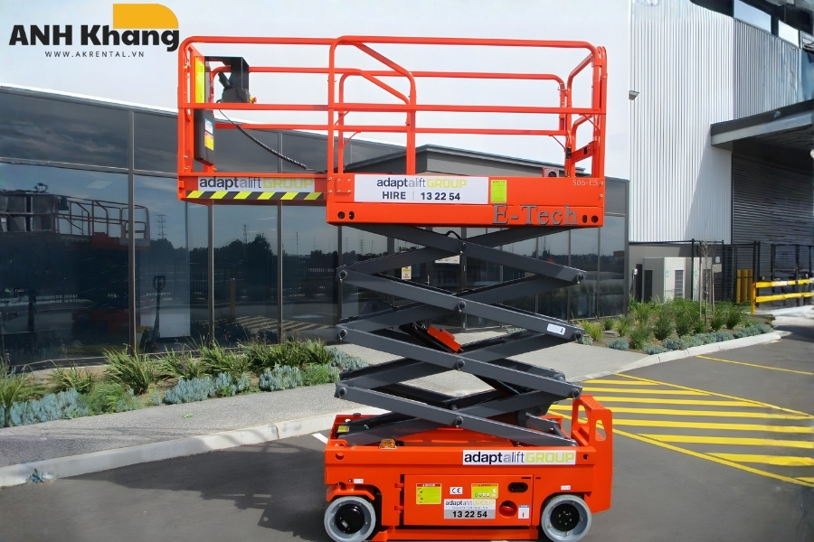 diesel scissor lift van hanh manh me ua chuong trong cong trinh lon Diesel cắt kéo tại công trường