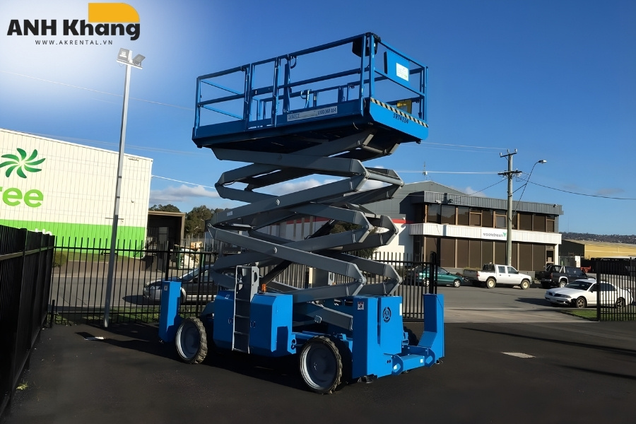scissor lift la thiet bi nang ha chuyen dung trong doi song xe nâng cắt kéo chuyên dụng